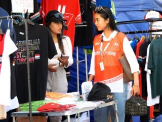 Penyelenggaraan ajang balap motor paling bergengsi di dunia MotoGP seri ke-18 Pertamina Grand Prix of Indonesia 2025 di Mandalika terbukti mendorong dampak ekonomi lokal warga Lombok, NTB secara signifikan. Salah satunya warung makan yang berada di sekitar Sirkuit Mandalika.(foto:Andre/kemenpora.go.id)