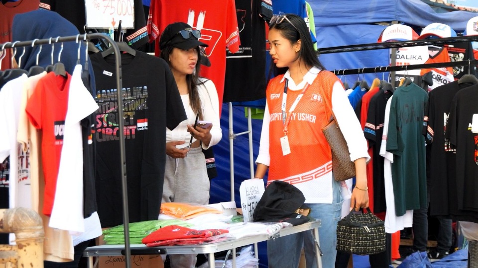 Penyelenggaraan ajang balap motor paling bergengsi di dunia MotoGP seri ke-18 Pertamina Grand Prix of Indonesia 2025 di Mandalika terbukti mendorong dampak ekonomi lokal warga Lombok, NTB secara signifikan. Salah satunya warung makan yang berada di sekitar Sirkuit Mandalika.(foto:Andre/kemenpora.go.id)