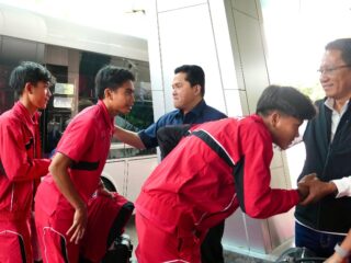 Tim nasional Indonesia U-17 asuhan Nova Arianto tiba di tanah air usai berjuang demi mengharumkan nama bangsa di ajang bergengsi Piala Dunia U-17 tahun 2025 yang berlangsung di Qatar.(foto:Gilang/kemenpora.go.id)