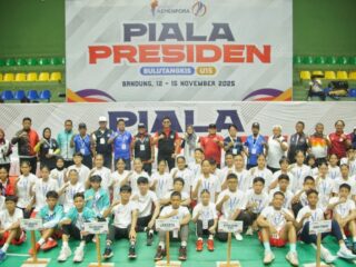 Festival Bulutangkis Piala Presiden 2025 resmi bergulir. Pertandingan yang menjadi ajang pencarian bibit unggul bulutangkis nasional ini dibuka di GOR KONI Bandung, Rabu (12/11) oleh Asisten Deputi Olahraga Pendidikan Kemenpora, Supeni Pudyastuti.(foto:Yayan/kemenpora.go.id)