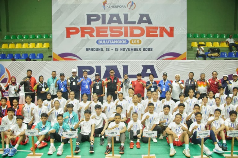 Festival Bulutangkis Piala Presiden 2025 resmi bergulir. Pertandingan yang menjadi ajang pencarian bibit unggul bulutangkis nasional ini dibuka di GOR KONI Bandung, Rabu (12/11) oleh Asisten Deputi Olahraga Pendidikan Kemenpora, Supeni Pudyastuti.(foto:Yayan/kemenpora.go.id)