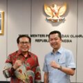 Wakil Menteri Pemuda dan Olahraga Republik Indonesia (Wamenpora RI) Taufik Hidayat, menerima audiensi Duta Besar Republik Indonesia (Dubes RI) untuk Kazakhstan dan Tajikistan Fajroel Rachman di ruang kerjanya Kantor Kemenpora, Senayan, Jakarta, Kamis (20/11). (foto:bagus/kemenpora.go.id)