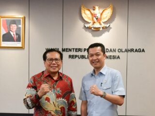 Wakil Menteri Pemuda dan Olahraga Republik Indonesia (Wamenpora RI) Taufik Hidayat, menerima audiensi Duta Besar Republik Indonesia (Dubes RI) untuk Kazakhstan dan Tajikistan Fajroel Rachman di ruang kerjanya Kantor Kemenpora, Senayan, Jakarta, Kamis (20/11). (foto:bagus/kemenpora.go.id)