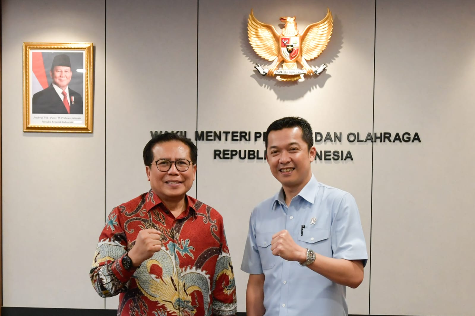 Wakil Menteri Pemuda dan Olahraga Republik Indonesia (Wamenpora RI) Taufik Hidayat, menerima audiensi Duta Besar Republik Indonesia (Dubes RI) untuk Kazakhstan dan Tajikistan Fajroel Rachman di ruang kerjanya Kantor Kemenpora, Senayan, Jakarta, Kamis (20/11). (foto:bagus/kemenpora.go.id)