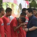 Menteri Pemuda dan Olahraga (Menpora) RI Erick Thohir berpesan kepada para juara Piala Presiden U-12 dan U-15 Tahun 2025 untuk tidak cepat berpuas diri. Jangan sampai keberhasilan yang didapatkan tersebut membuat diri menjadi besar kepala atau sombong.(foto:bagus/kemenpora.go.id)