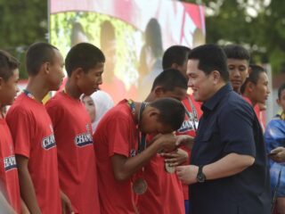 Menteri Pemuda dan Olahraga (Menpora) RI Erick Thohir berpesan kepada para juara Piala Presiden U-12 dan U-15 Tahun 2025 untuk tidak cepat berpuas diri. Jangan sampai keberhasilan yang didapatkan tersebut membuat diri menjadi besar kepala atau sombong.(foto:bagus/kemenpora.go.id)