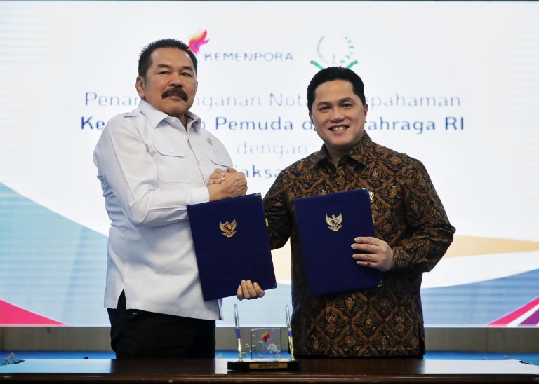 Menteri Pemuda dan Olahraga (Menpora) RI Erick Thohir melakukan penandatanganan Nota Kesepahaman dengan Jaksa Agung RI Sanitiar (ST) Burhanuddin di Auditorium Wisma Kemenpora, Jalan Gerbang Pemuda Nomor 3, Senayan, Senin (24/11) pagi. Nota kesepahaman ini terkait koordinasi pelaksanaan tugas dan fungsi di bidang hukum, kepemudaan, dan keolahragaan.(foto:raiky/kemenpora.go.id)