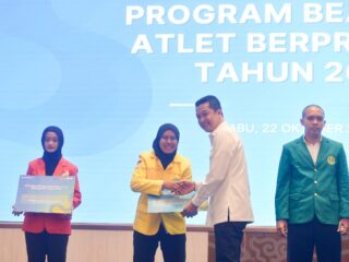 Wakil Menteri Pemuda dan Olahraga (Wamenpora) RI Taufik Hidayat mewakili Menpora Erick Thohir menghadiri Peluncuran Program Beasiswa Atlet Berprestasi 2025 di Auditorium Gedung D Kementerian Pendidikan Tinggi, Sains, dan Teknologi (Kemendiktisaintek), Jalan Jenderal Sudirman, Pintu Satu Senayan, Rabu (22/10) siang. (foto:bagus/kemenpora.go.id)