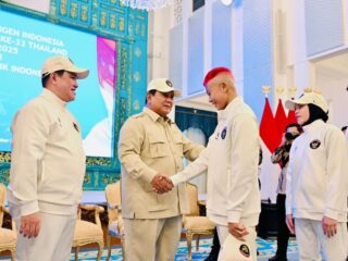 Presiden Republik Indonesia Prabowo Subianto didampingi Menpora Erick Thohir dan Wamenpora Taufik Hidayat secara resmi melepas kontingen Indonesia ke ajang olahraga terbesar Asia Tenggara ke-33 SEA Games Tahun 2025 Thailand di Istana Medeka, Jakarta, Jumat (5/12) sore.(foto:BPMI)