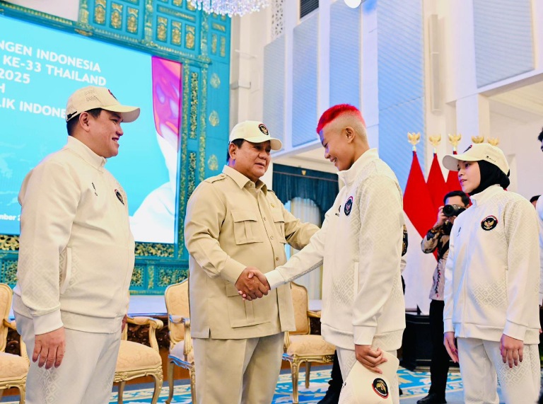 Presiden Republik Indonesia Prabowo Subianto didampingi Menpora Erick Thohir dan Wamenpora Taufik Hidayat secara resmi melepas kontingen Indonesia ke ajang olahraga terbesar Asia Tenggara ke-33 SEA Games Tahun 2025 Thailand di Istana Medeka, Jakarta, Jumat (5/12) sore.(foto:BPMI)