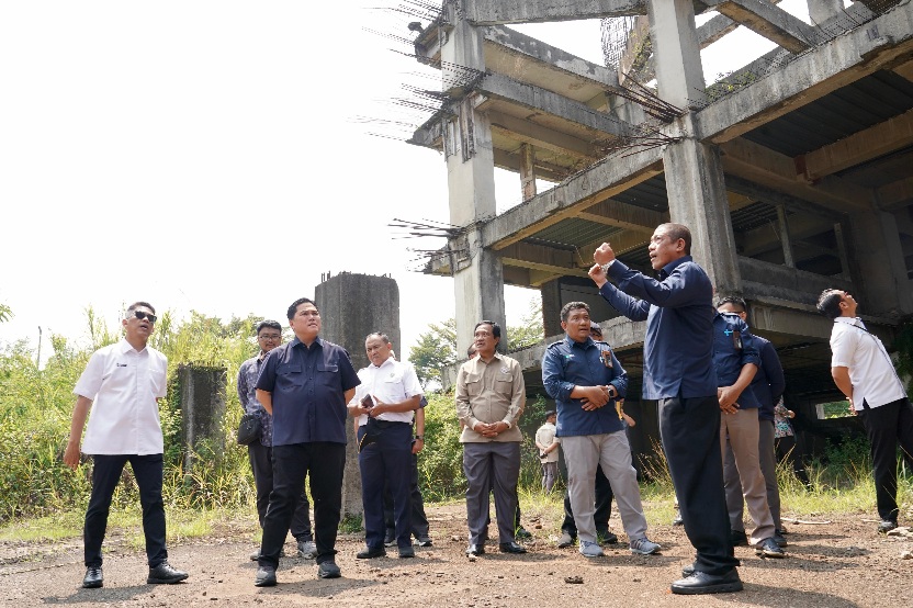 Menteri Pemuda dan Olahraga Republik Indonesia (Menpora RI) Erick Thohir terus melakukan evaluasi terhadap aset-aset yang dimiliki Kemenpora. Setelah sebelumnya meninjau Pusat Pelatihan Nasional di Cibubur, kali ini Menpora Erick meninjau P3SON (Pusat Pendidikan, Pelatihan dan Sekolah Olahraga Nasional) Hambalang, di Hambalang, Kabupaten Bogor, Jawa Barat, Rabu (15/10) pagi. (foto:Gilang/kemenpora.go.id)