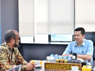 Wakil Menteri Pemuda dan Olahraga Republik Indonesia (Wamenpora RI), Taufik Hidayat, menerima Vice President Head Public Affairs and Goverment Relations PT Nestle Indonesia, Darnifawan bersama jajaran di Kemenpora, Jakarta, Kamis (20/11).(foto:Andre/kemenpora.go.id)