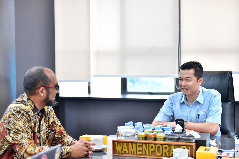 Wakil Menteri Pemuda dan Olahraga Republik Indonesia (Wamenpora RI), Taufik Hidayat, menerima Vice President Head Public Affairs and Goverment Relations PT Nestle Indonesia, Darnifawan bersama jajaran di Kemenpora, Jakarta, Kamis (20/11).(foto:Andre/kemenpora.go.id)