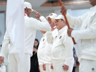 Kontingen Indonesia untuk SEA Games 2025 Thailand resmi dikukuhkan oleh Komite Olimpiade Indonesia (KOI). Pengukuhan disaksikan langsung oleh Menteri Pemuda dan Olahraga Republik Indonesia (Menpora RI) Erick Thohir di Auditorium Wisma Kemenpora, Jumat (5/12) siang.(foto:Herry/kemenpora.go.id)