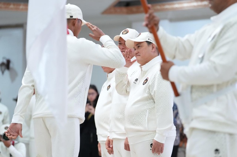 Kontingen Indonesia untuk SEA Games 2025 Thailand resmi dikukuhkan oleh Komite Olimpiade Indonesia (KOI). Pengukuhan disaksikan langsung oleh Menteri Pemuda dan Olahraga Republik Indonesia (Menpora RI) Erick Thohir di Auditorium Wisma Kemenpora, Jumat (5/12) siang.(foto:Herry/kemenpora.go.id)