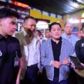 Menteri Pemuda dan Olahraga (Menpora) RI Erick Thohir membuka kejuaraan tinju antarpelajar SMA, Arena Selatan Championship di Gor Bulungan, Jakarta Selatan (Jaksel), Sabtu (15/11) pagi. Pembukaan ditandai pemukulan lonceng oleh Menpora yang didampingi bersama Anggota DPR RI Bambang Soesatyo di atas ring tinju.(foto:bagus/kemenpora.go.id)