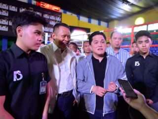 Menteri Pemuda dan Olahraga (Menpora) RI Erick Thohir membuka kejuaraan tinju antarpelajar SMA, Arena Selatan Championship di Gor Bulungan, Jakarta Selatan (Jaksel), Sabtu (15/11) pagi. Pembukaan ditandai pemukulan lonceng oleh Menpora yang didampingi bersama Anggota DPR RI Bambang Soesatyo di atas ring tinju.(foto:bagus/kemenpora.go.id)