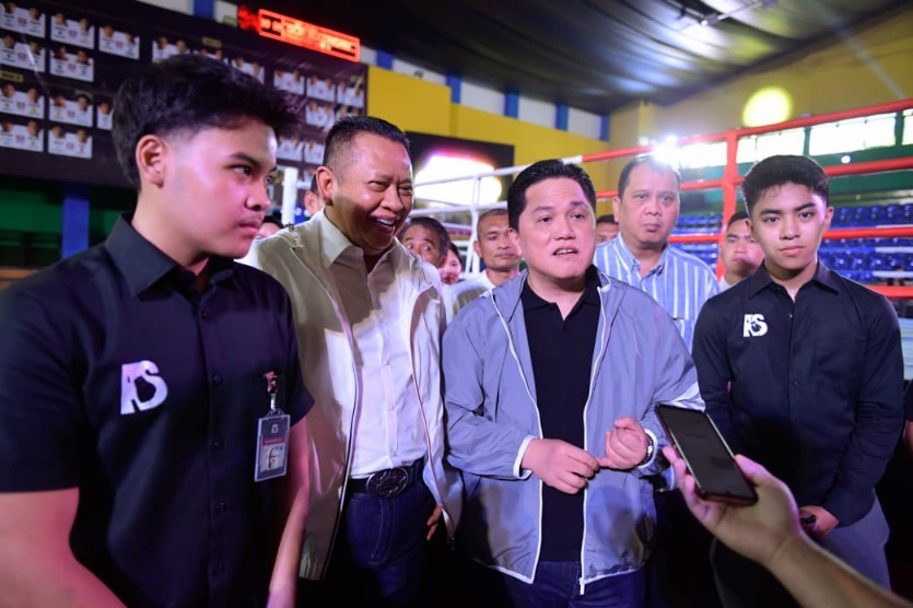 Menteri Pemuda dan Olahraga (Menpora) RI Erick Thohir membuka kejuaraan tinju antarpelajar SMA, Arena Selatan Championship di Gor Bulungan, Jakarta Selatan (Jaksel), Sabtu (15/11) pagi. Pembukaan ditandai pemukulan lonceng oleh Menpora yang didampingi bersama Anggota DPR RI Bambang Soesatyo di atas ring tinju.(foto:bagus/kemenpora.go.id)