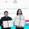 Menteri Pemuda dan Olahraga Republik Indonesia (Menpora RI) Erick Thohir menandatangani nota kesepahaman (MoU) dengan Menteri Pariwisata (Menpar) Widiyanti Putri Wardhana terkait sinergitas dan fungsi di bidang kepemudaan, keolahragaan, dan kepariwisataan. (foto:Andre/kemenpora.go.id)