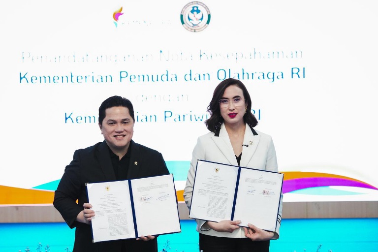 Menteri Pemuda dan Olahraga Republik Indonesia (Menpora RI) Erick Thohir menandatangani nota kesepahaman (MoU) dengan Menteri Pariwisata (Menpar) Widiyanti Putri Wardhana terkait sinergitas dan fungsi di bidang kepemudaan, keolahragaan, dan kepariwisataan. (foto:Andre/kemenpora.go.id)