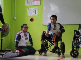 Festival Olahraga Disabilitas 2025 digelar meriah di Sekolah Luar Biasa (SLB) Negeri Kota Batam pada Kamis (20/11). Sebanyak 300 peserta dari 7 SLB di berbagai daerah sekitar Kota Batam. Acara dihadiri Asisten Deputi Olahraga Layanan Khusus Kemenpora, Dadi Surjadi, serta Kepala Dinas Pemuda dan Olahraga Kota Batam, Zulkarnain.(foto:gia/kemenpora.go.id)