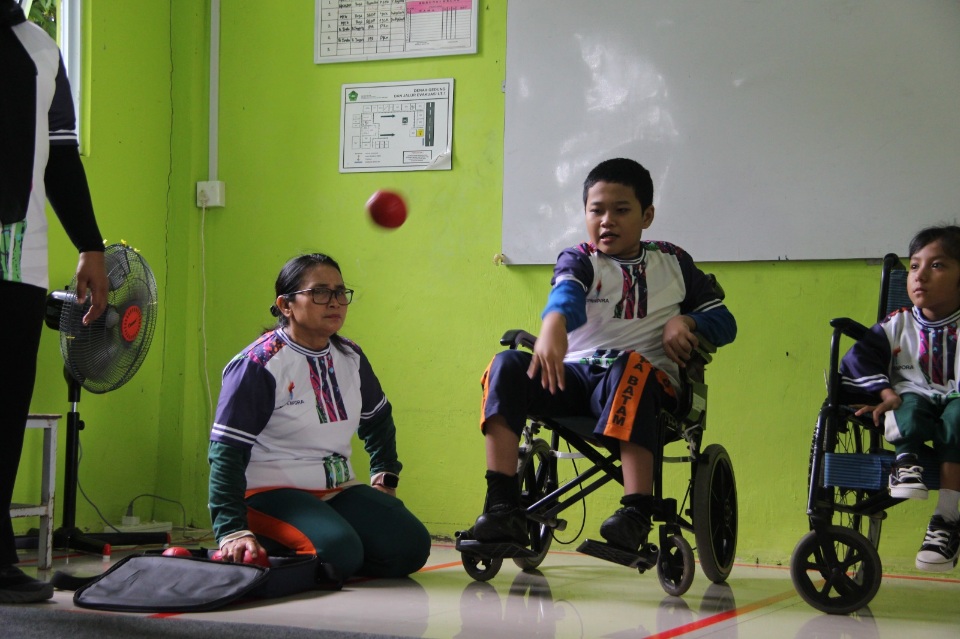Festival Olahraga Disabilitas 2025 digelar meriah di Sekolah Luar Biasa (SLB) Negeri Kota Batam pada Kamis (20/11). Sebanyak 300 peserta dari 7 SLB di berbagai daerah sekitar Kota Batam. Acara dihadiri Asisten Deputi Olahraga Layanan Khusus Kemenpora, Dadi Surjadi, serta Kepala Dinas Pemuda dan Olahraga Kota Batam, Zulkarnain.(foto:gia/kemenpora.go.id)