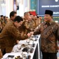 Menteri Pemuda dan Olahraga Republik Indonesia (Menpora RI) Erick Thohir bersama Wamenpora Taufik Hidayat menghadiri Sidang Kabinet Paripurna di Istana Kepresidenan Jakarta, Senin (20/10). (foto:BPMI)