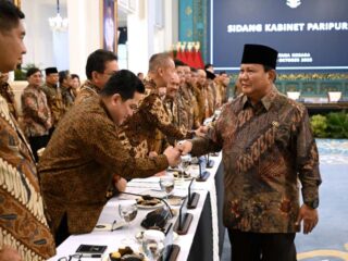 Menteri Pemuda dan Olahraga Republik Indonesia (Menpora RI) Erick Thohir bersama Wamenpora Taufik Hidayat menghadiri Sidang Kabinet Paripurna di Istana Kepresidenan Jakarta, Senin (20/10). (foto:BPMI)