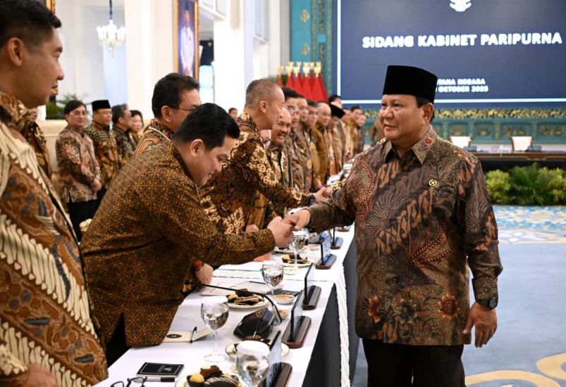 Menteri Pemuda dan Olahraga Republik Indonesia (Menpora RI) Erick Thohir bersama Wamenpora Taufik Hidayat menghadiri Sidang Kabinet Paripurna di Istana Kepresidenan Jakarta, Senin (20/10). (foto:BPMI)