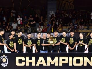 Sekretaris Kementerian Pemuda dan Olahraga (Sesmenpora) Gunawan Suswantoro menyerahkan trophy juara kepada Dewa United yang berhasil menjadi juara Elite Pro Champhionship (EPC) 2025 setelah berhasil mengalahkan Pacific Caesar Surabaya di gim final kedua dengan skor 57-44 (2-0) di Dewa United Arena, Tangerang, Banten, Sabtu (8/10) malam. (foto:Andre/kemenpora.go.id)