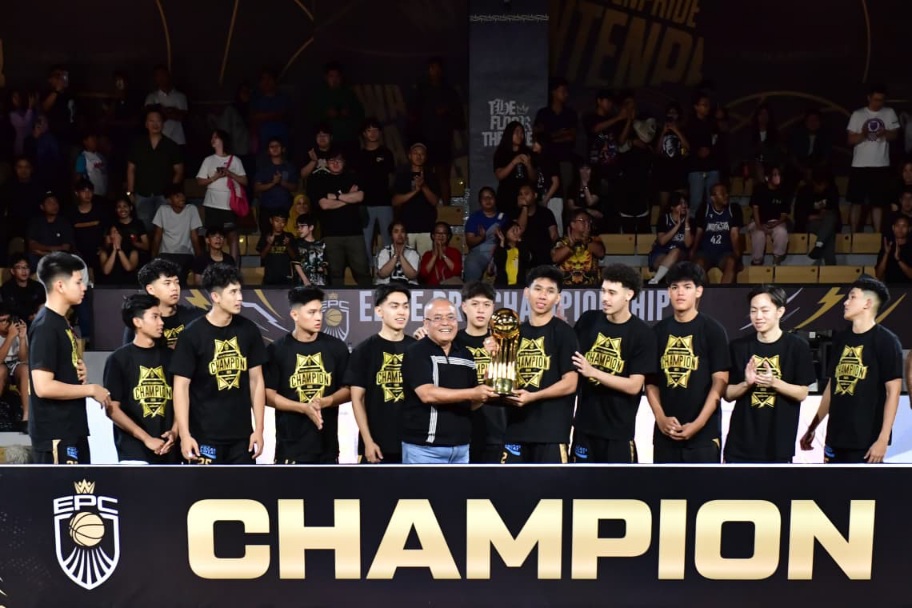 Sekretaris Kementerian Pemuda dan Olahraga (Sesmenpora) Gunawan Suswantoro menyerahkan trophy juara kepada Dewa United yang berhasil menjadi juara Elite Pro Champhionship (EPC) 2025 setelah berhasil mengalahkan Pacific Caesar Surabaya di gim final kedua dengan skor 57-44 (2-0) di Dewa United Arena, Tangerang, Banten, Sabtu (8/10) malam. (foto:Andre/kemenpora.go.id)