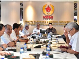 Menteri Pemuda dan Olahraga Republik Indonesia (Menpora RI), Erick Thohir, melakukan pertemuan dengan Ketua Umum KONI Pusat Marciano Norman beserta jajaran di Gedung KONI Pusat, Jakarta, Kamis (4/12). Menpora Erick menekankan pentingnya program yang sejalan antara pemerintah dengan stakeholder olahraga. (foto:Andre/kemenpora.go.id)