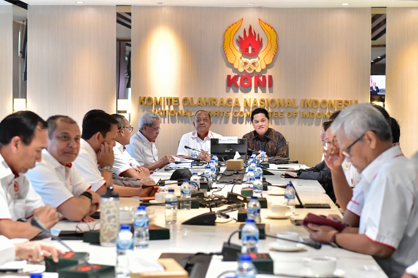Menteri Pemuda dan Olahraga Republik Indonesia (Menpora RI), Erick Thohir, melakukan pertemuan dengan Ketua Umum KONI Pusat Marciano Norman beserta jajaran di Gedung KONI Pusat, Jakarta, Kamis (4/12). Menpora Erick menekankan pentingnya program yang sejalan antara pemerintah dengan stakeholder olahraga. (foto:Andre/kemenpora.go.id)