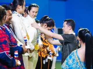 Catatan membanggakan berhasil diukir tim tenis Indonesia dari nomor beregu putra dan putri. Masing-masing berhasil mengalahkan tim tuan rumah Thailand 2-1 di National Tennis Development Center, Bangkok, Sabtu (13/12).(foto:nurohman/kemenpora.go.id)