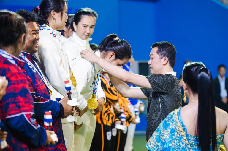 Catatan membanggakan berhasil diukir tim tenis Indonesia dari nomor beregu putra dan putri. Masing-masing berhasil mengalahkan tim tuan rumah Thailand 2-1 di National Tennis Development Center, Bangkok, Sabtu (13/12).(foto:nurohman/kemenpora.go.id)