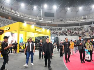 Indonesia Sports Summit (ISS) 2025 di Indonesia Arena menjadi momen silaturahmi para pelaku industri Tanah Air. Sebagaimana tampak di lokasi ISS, Indonesia Arena, Kompleks Gelora Bung Karno (GBK), ketika Menteri Pemuda dan Olahraga (Menpora) Erick Thohir mengunjungi setiap booth industri olahraga di area eksebisi, Sabtu (6/12) malam.(foto:Gilang/kemenpora.go.id)