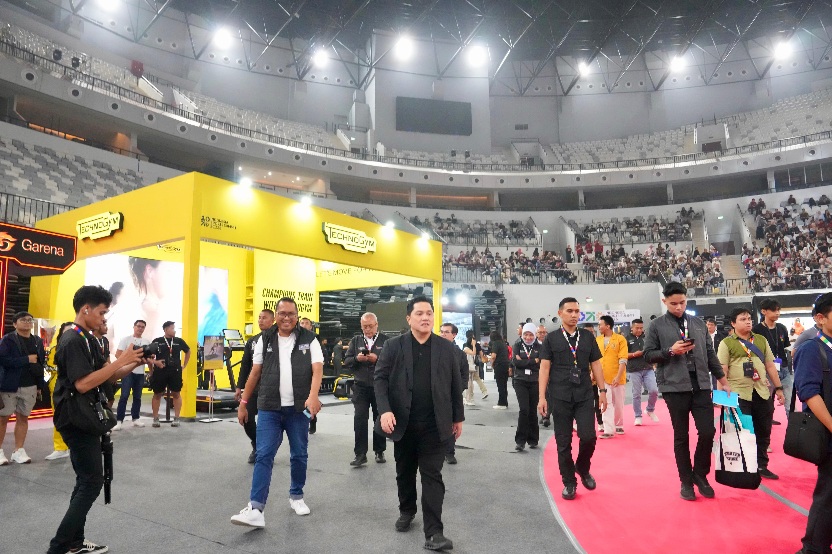 Indonesia Sports Summit (ISS) 2025 di Indonesia Arena menjadi momen silaturahmi para pelaku industri Tanah Air. Sebagaimana tampak di lokasi ISS, Indonesia Arena, Kompleks Gelora Bung Karno (GBK), ketika Menteri Pemuda dan Olahraga (Menpora) Erick Thohir mengunjungi setiap booth industri olahraga di area eksebisi, Sabtu (6/12) malam.(foto:Gilang/kemenpora.go.id)