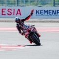 Rider Aprilia Marco Bezzecchi keluar sebagai pemenang pada lomba Sprint Race Pertamina Grand Prix of Indonesia 2025 yang digelar di Pertamina Mandalika International Circuit, Lombok, NTB, Sabtu (4/10). Juara dunia MotoGP 2025 Marc Marquez finis di posisi ketujuh dari start di posisi ke-9.(foto: Injourney)