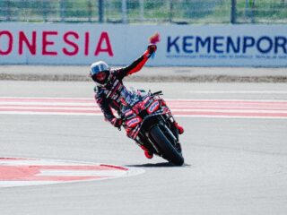 Rider Aprilia Marco Bezzecchi keluar sebagai pemenang pada lomba Sprint Race Pertamina Grand Prix of Indonesia 2025 yang digelar di Pertamina Mandalika International Circuit, Lombok, NTB, Sabtu (4/10). Juara dunia MotoGP 2025 Marc Marquez finis di posisi ketujuh dari start di posisi ke-9.(foto: Injourney)