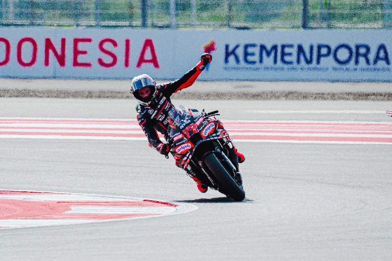 Rider Aprilia Marco Bezzecchi keluar sebagai pemenang pada lomba Sprint Race Pertamina Grand Prix of Indonesia 2025 yang digelar di Pertamina Mandalika International Circuit, Lombok, NTB, Sabtu (4/10). Juara dunia MotoGP 2025 Marc Marquez finis di posisi ketujuh dari start di posisi ke-9.(foto: Injourney)