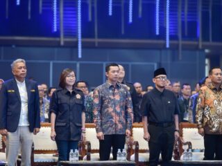 Wakil Menteri Pemuda dan Olahraga Republik Indonesia (Wamenpora RI) Taufik Hidayat, hari Sabtu (22/11) pagi, menghadiri Pengukuhan dan Rapat Kerja Nasional (Rakernas) Pengurus Nasional Karang Taruna (PNKT) Masa Bakti 2025-2030 di Sutera Hall Mall of Alam Sutera, Tangerang, Banten.(foto:bagus/kemenpora.go.id)