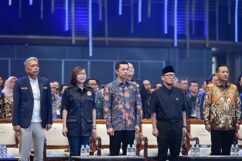 Wakil Menteri Pemuda dan Olahraga Republik Indonesia (Wamenpora RI) Taufik Hidayat, hari Sabtu (22/11) pagi, menghadiri Pengukuhan dan Rapat Kerja Nasional (Rakernas) Pengurus Nasional Karang Taruna (PNKT) Masa Bakti 2025-2030 di Sutera Hall Mall of Alam Sutera, Tangerang, Banten.(foto:bagus/kemenpora.go.id)