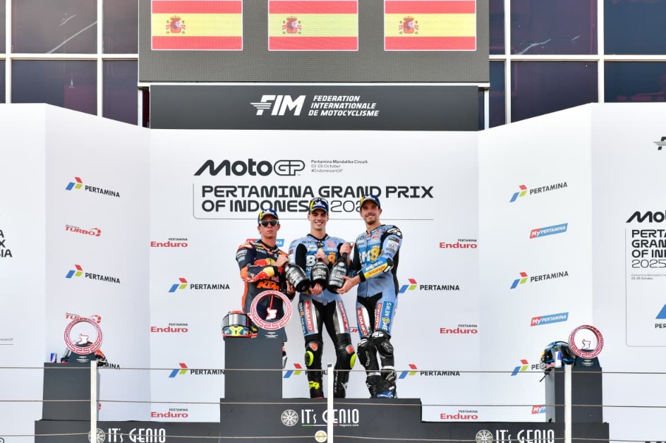 Rider BK8 Gresini Ducati Fermin Aldeguer berhasil memenangkan seri ke-18 MotoGP 2025 di Pertamina Mandalika International Circuit, Lombok, NTB, Minggu (5/10). Sementara posisi kedua berhasil direbut rider Red Bull KTM Pedro Acosta dan Alex Marquez dari BK8 Gresini Ducati di posisi ketiga. Sang juara dunia MotoGP 2025 Marc Marquez Jatuh sehingga belum pernah finis di Sirkuit Mandalika.(foto:Andre/kemenpora.go.id)