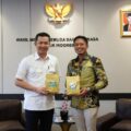 Wakil Menteri Pemuda dan Olahraga (Wamenpora) Taufik Hidayat saat menerima Bupati Enrekang, Yusuf Ritangga bersama rombongan di Lantai 8, Kemenpora, Jakarta, Senin (17/11) pagi. (foto:Herry/kemenpora.go.id)