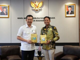 Wakil Menteri Pemuda dan Olahraga (Wamenpora) Taufik Hidayat saat menerima Bupati Enrekang, Yusuf Ritangga bersama rombongan di Lantai 8, Kemenpora, Jakarta, Senin (17/11) pagi. (foto:Herry/kemenpora.go.id)