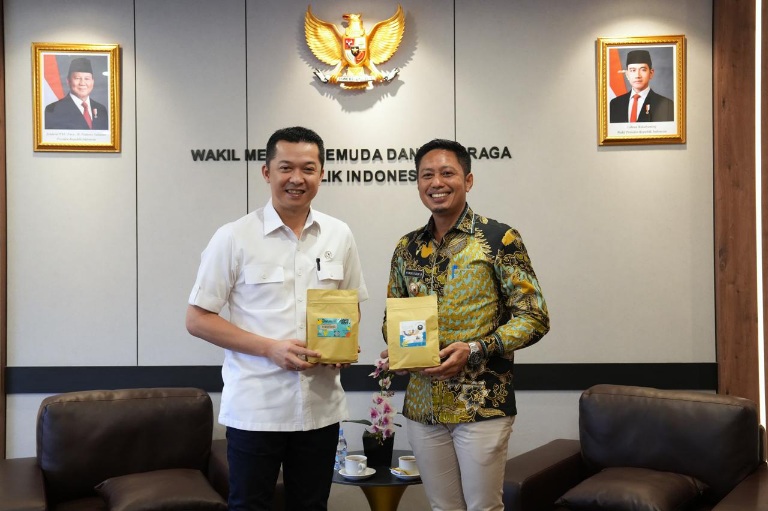 Wakil Menteri Pemuda dan Olahraga (Wamenpora) Taufik Hidayat saat menerima Bupati Enrekang, Yusuf Ritangga bersama rombongan di Lantai 8, Kemenpora, Jakarta, Senin (17/11) pagi. (foto:Herry/kemenpora.go.id)