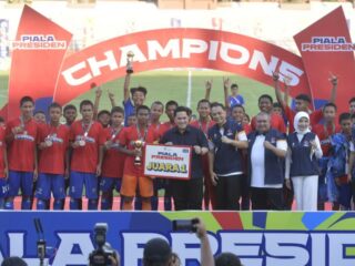 Menteri Pemuda dan Olahraga (Menpora) RI Erick Thohir menghadiri Upacara Penutupan Festival Sepak Bola U-12 dan U-15 Piala Presiden 2025 di Stadion Gelora 10 November Tambaksari, Surabaya, Jawa Timur (Jatim), Kamis (2/10) sore. (foto:bagus/kemenpora.go.id)