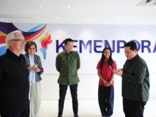 Menteri Pemuda dan Olahraga Republik Indonesia (Menpora RI) Erick Thohir mendukung atlet muda Indonesia yang terus mengukir prestasi di kancah dunia. Salah satu dukungan itu diberikan Menpora Erick kepada atlet muda snowboarding Indonesia Zazi Betari Landman.(foto:raiky/kemenpora.go.id)
