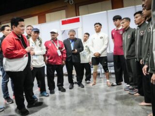 Menteri Pemuda dan Olahraga Republik Indonesia (Menpora RI) Erick Thohir terus memberikan motivasi kepada atlet SEA Games 2035 Thailand. Salah satu yang dikunjungi Menpora Erick adalah Cabor pencak silat di Impact Arena, Bangkok, Thailand, Sabtu (13/12) pagi. (foto:fajar/kemenpora.go.id))