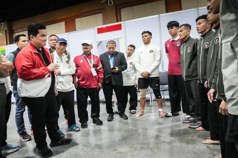 Menteri Pemuda dan Olahraga Republik Indonesia (Menpora RI) Erick Thohir terus memberikan motivasi kepada atlet SEA Games 2035 Thailand. Salah satu yang dikunjungi Menpora Erick adalah Cabor pencak silat di Impact Arena, Bangkok, Thailand, Sabtu (13/12) pagi. (foto:fajar/kemenpora.go.id))